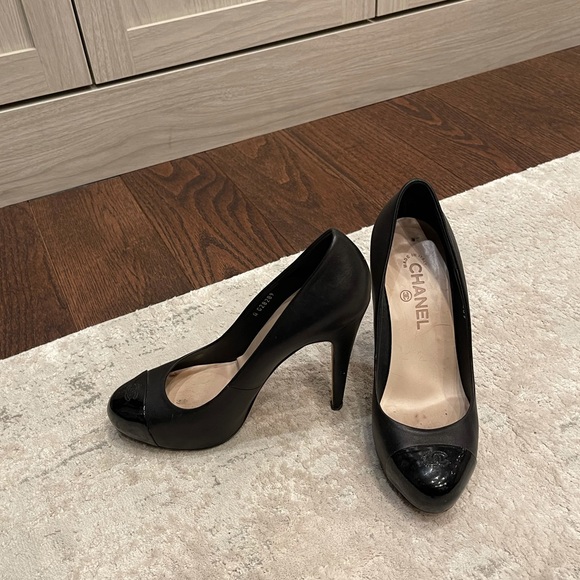 Chanel Black Patent Cap Pump - Picture 1 of 12
